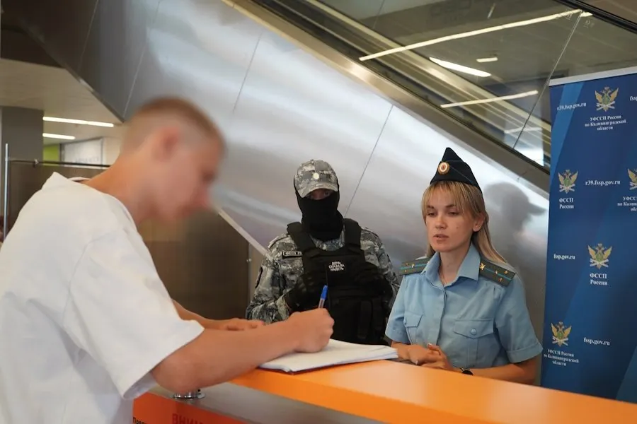Калининградские судебные приставы совместно с полицией начали регулярные проверки пассажиров в аэропорту «Храброво» на наличие задолженностей. Уже проверили около 50 человек, часть долгов погашена на месте.