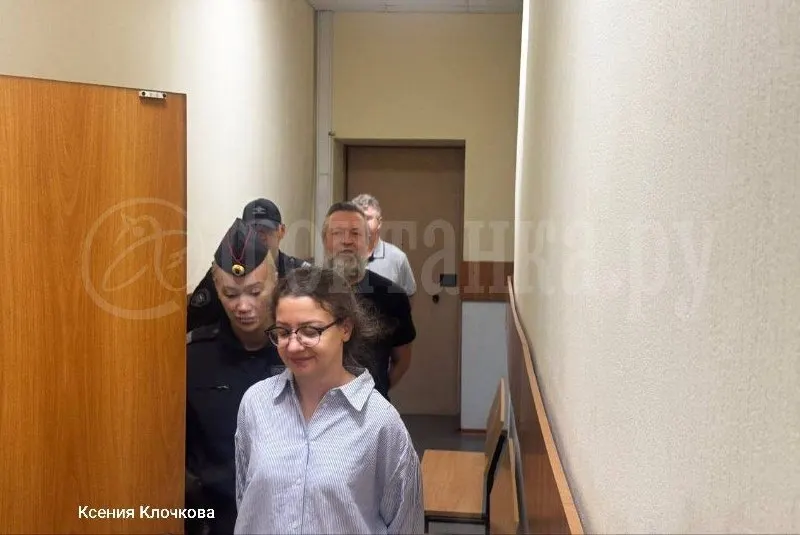Петроградский районный суд приступил к слушаниям по делу спецпредставителя губернатора Елены Никитиной и блогера Николая Камнева — им вменяют растрату средств на местном телеканале.