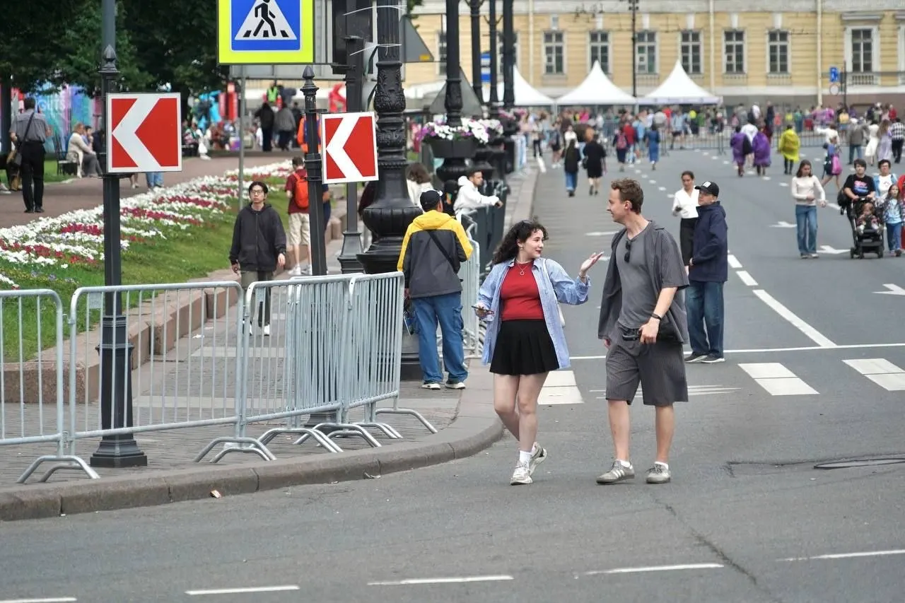В центральных районах Санкт‑Петербурга введены ограничения движения из‑за забегов: старт общего мероприятия в 20:00, основная марафонская дистанция — в 22:00. Маршруты идут от «Газпром Арены» до Дворцовой площади; часть перекрытий продлится до утра.