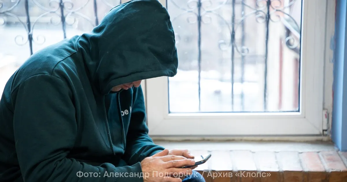 Мужчина с августа 2025 по февраль 2026 требовал у подростка 300 тысяч рублей, угрожая ему и его семье; уголовное дело передано в суд.