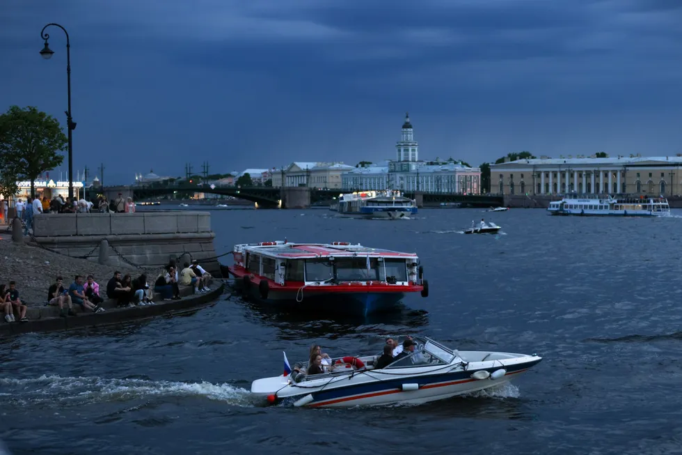 Из‑за дефицита бензина и ограничений на водных АЗС владельцы катеров и яхт вынуждены заправляться из канистр, стоять в многочасовых очередях или сокращать рабочие смены — при этом многие откладывают повышение цен на прогулки.