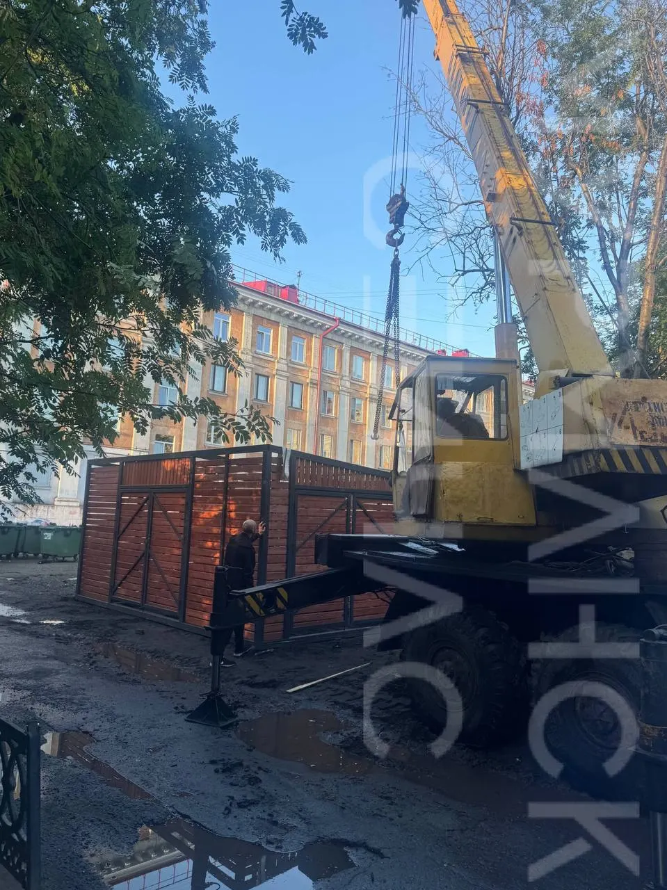 В Мурманске планируют установить закрытые контейнерные площадки на 70 адресах в этом году — они должны препятствовать разнесению мусора ветром и снегом.