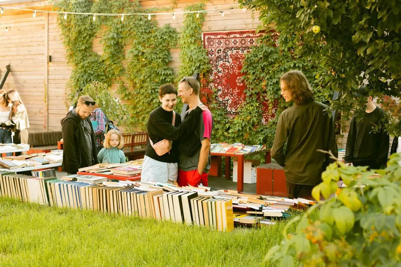 Независимый фестиваль объединяет любителей книг, кино и кофе; большая часть выставленных книг будет продана в пользу благотворительных проектов.