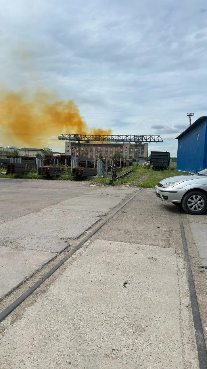 В Металлострое тушат пожар в ангаре: виден желтый дым из‑за тлеющей химии. Возгорание локализовано, ликвидация ведётся по первому номеру.