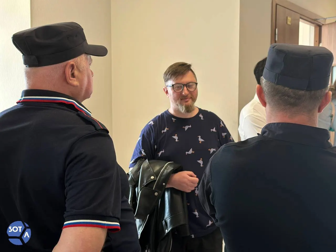 Санкт‑петербургский городской суд отклонил апелляцию и оставил в силе 10 суток административного ареста. Дело касается ссылки 2020 года, размещённой во «ВКонтакте».