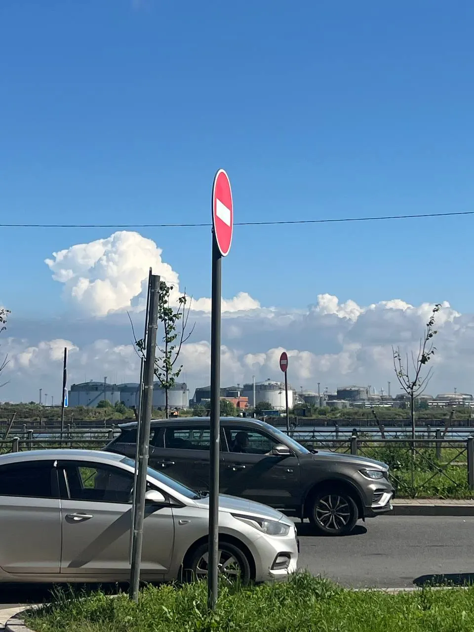 Кадры с камер показали, что задымление прекратилось. По данным AccuWeather качество воздуха в Петербурге оценивается как «среднее».