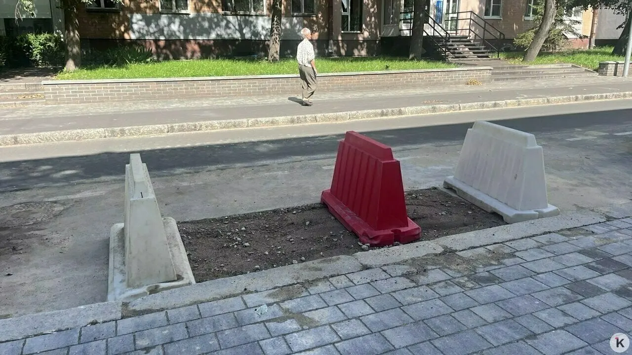 Подрядчик вырезал повреждённый участок и засыпал яму на парковке на улице Генерала Галицкого; место огорожено, движение транспорта не пострадало. Администрация Калининграда сообщает, что причина провала пока неизвестна; утром 26 июля у машины провалилось заднее колесо.