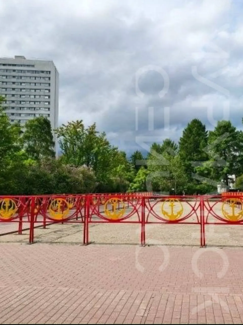 План по установке падел‑кортов на Ленинградской свернули: сквер признан объектом культурного наследия, заливка бетонного основания невозможна.