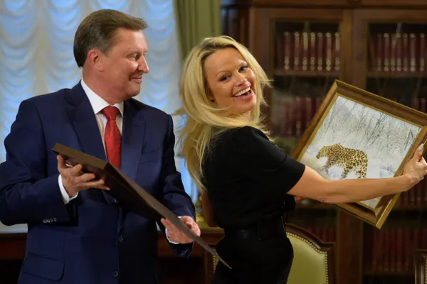 По результатам расследования, семье экс-министра обороны принадлежит ряд объектов в России и за рубежом общей стоимостью около 4,2 млрд ₽: дом в Подмосковье, квартира в Дубае и участок в Калининграде.