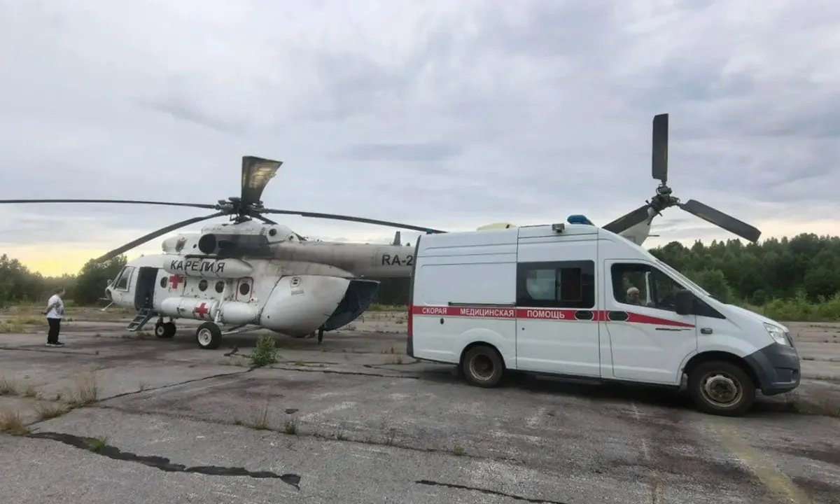 В Пудожском районе мужчина получил тяжёлейшую черепно‑мозговую травму из‑за гребного винта. Бригада скорой заранее передала данные, больницу подготовили к экстренной операции, вечером пострадавшего вертолётом эвакуировали в Петрозаводск.