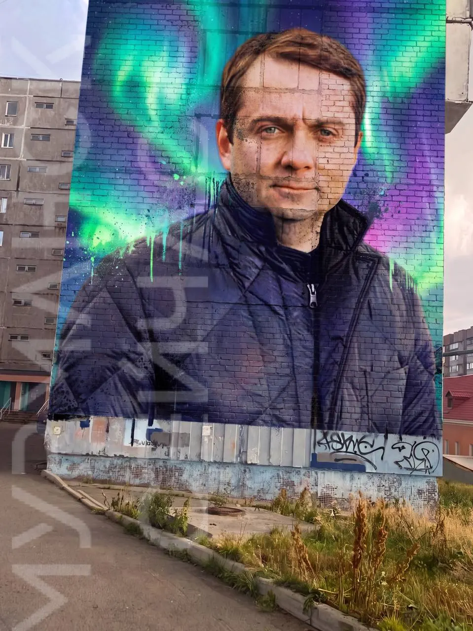 Жители Мурманска третий год просят разместить мурал с портретом губернатора на торце дома по адресу Сивко, 9. Ранее проект отклонили из‑за трудностей с подъездом, несмотря на поддержку депутата.