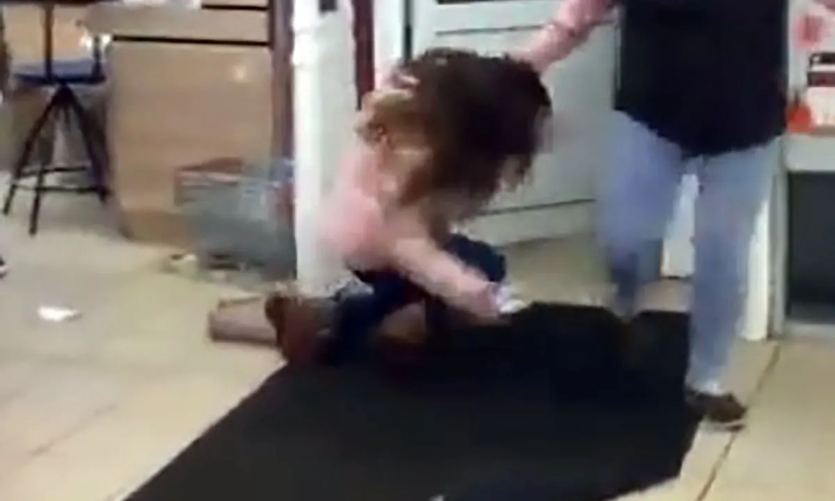 В Суоярви одна покупательница ударила другую и вырвала её за волосы; суд учёл вред здоровью и моральный ущерб и присудил пострадавшей 15 тыс. руб. Решение ещё не вступило в силу.