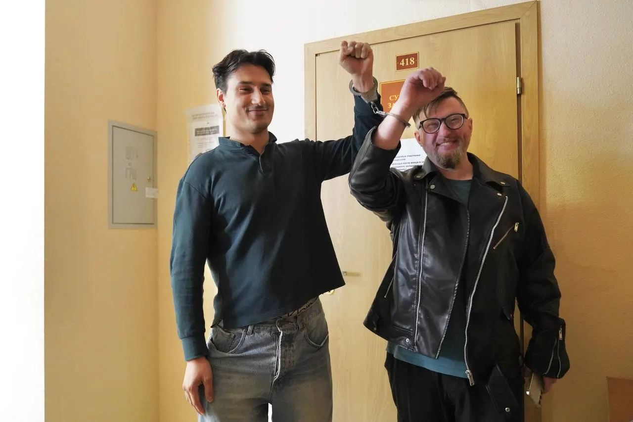 Градозащитника Олега Мухина и депутата Ивана Апостолевского доставили в суд после задержания — их обвиняют в демонстрации экстремистской символики; оба провели ночь в отделении полиции.