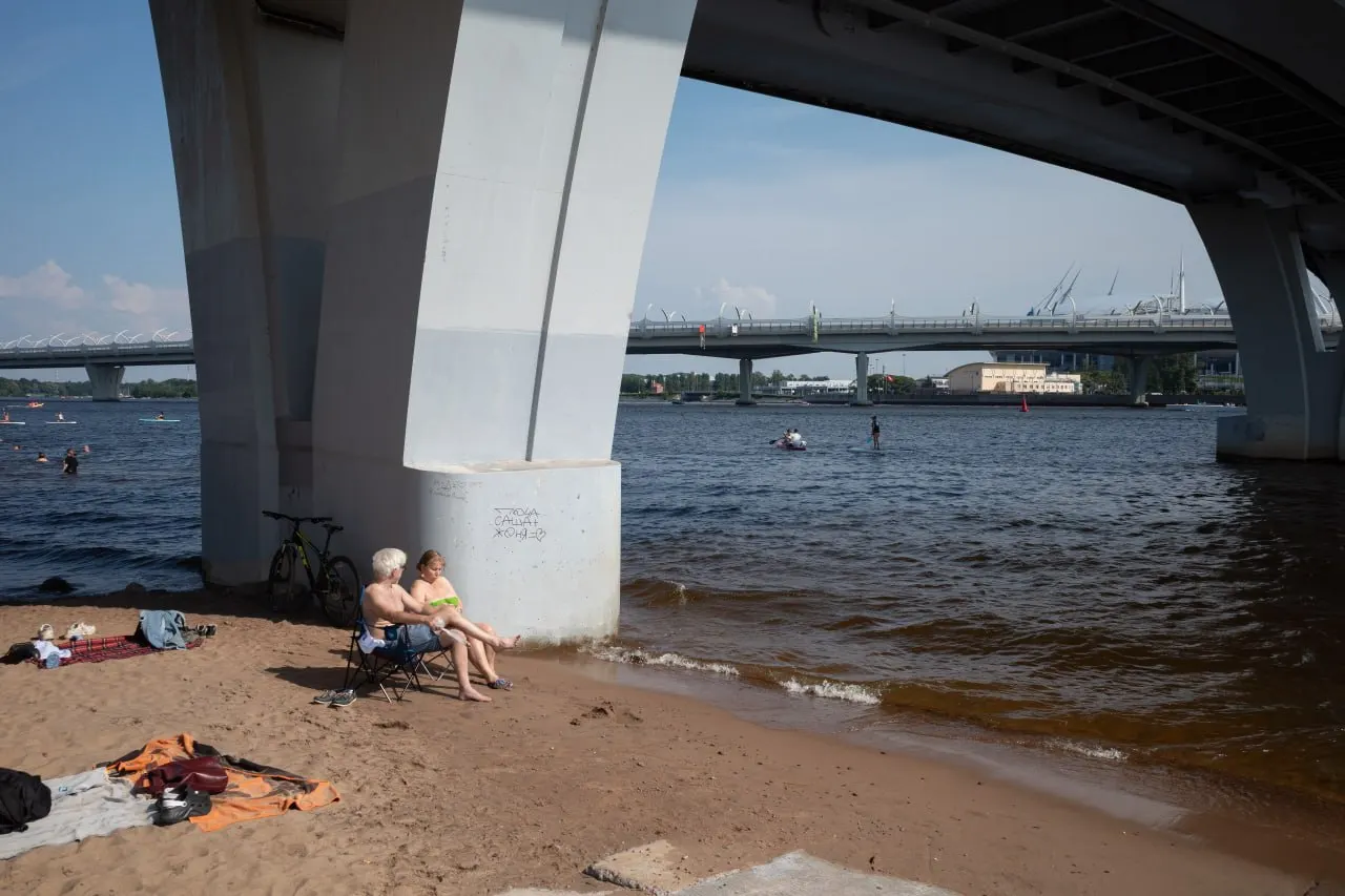 Сегодня в Санкт-Петербурге потеплеет до +25…+27°C, осадков не ожидается; в Ленинградской области местами пройдут кратковременные дожди и возможны грозы.