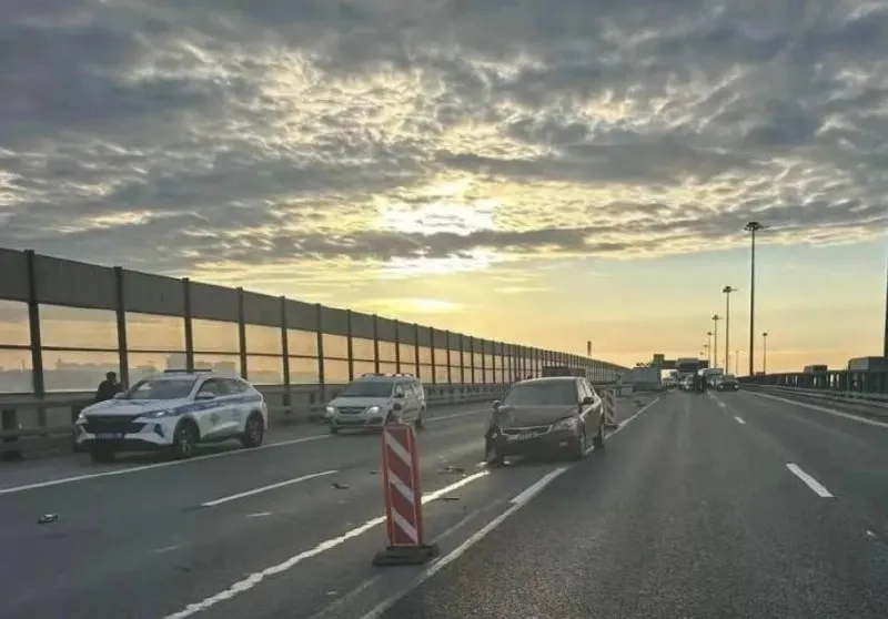 На Кольцевой автодороге автомобиль Kia выехал в зону дорожных работ и сбил двух мужчин. Один из пострадавших скончался в больнице, второй в тяжёлом состоянии. Водитель задержана, возбуждено уголовное дело.