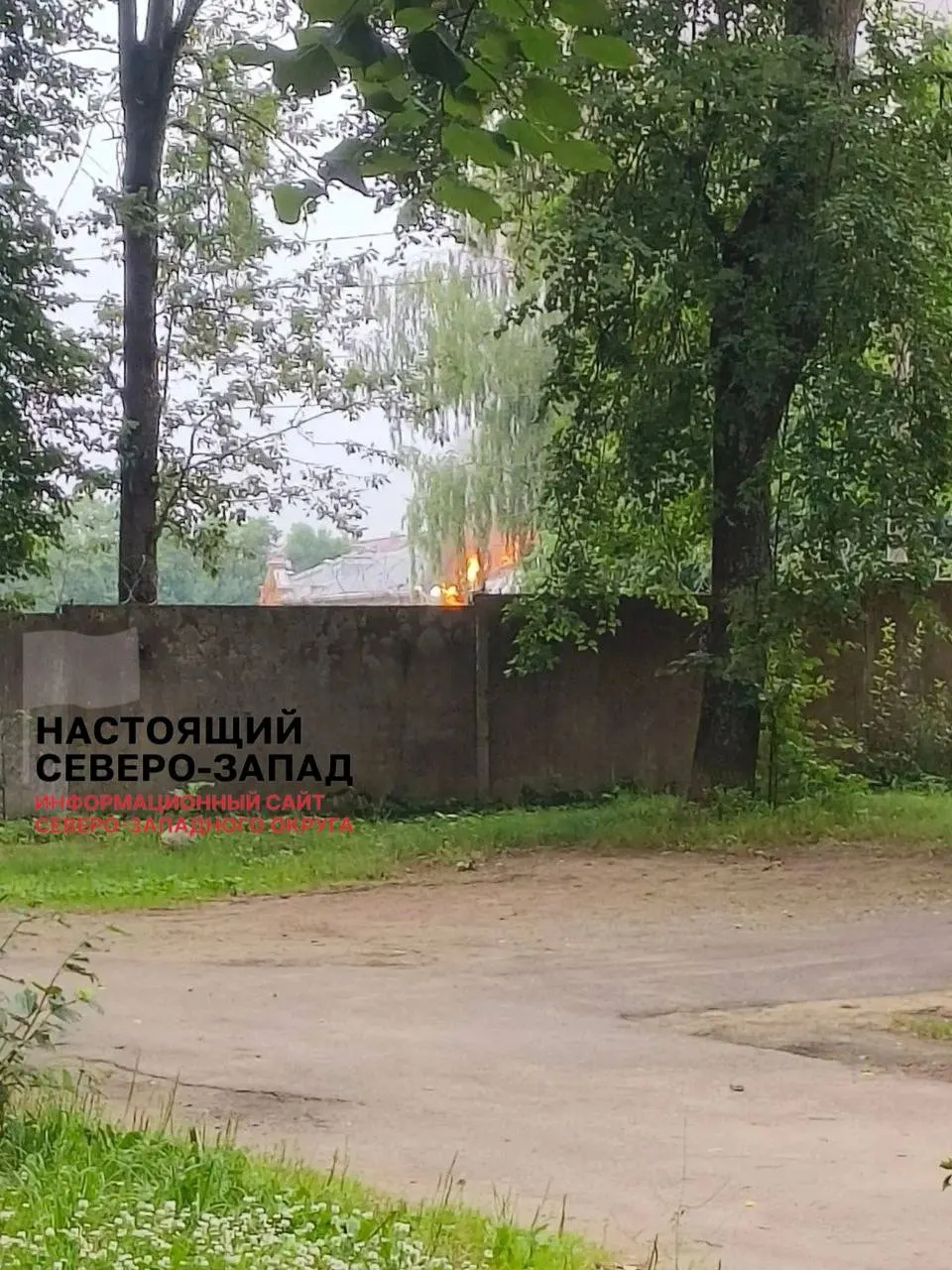 Опубликованы фото и видео с предполагаемого места удара по пункту постоянной дислокации 26-й ракетной бригады в Луге; ранее власти сообщали о повреждениях в портах и на полигоне после атаки беспилотников.