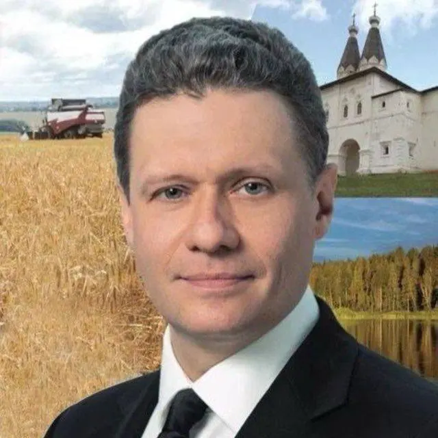 После призыва жителей не создавать ажиотаж на АЗС губернатор сообщил, что его служебный автомобиль остановился из‑за пустого бака; ему помогли попутчик и сотрудники ГИБДД. Власти обещают увеличить поставки топлива.