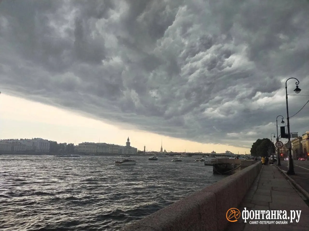Во вторник днём в Санкт‑Петербурге пройдут кратковременные дожди и локальные грозы, температура поднялась до +18…+20°. Основная непогода сместится в Ленинградскую область — там возможны ливни, град и усиление ветра.