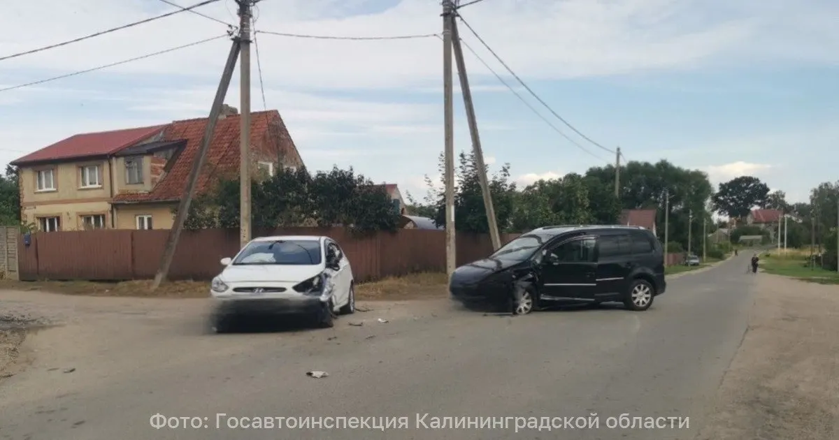 В Черняховске Volkswagen столкнулся со встречным Hyundai — пострадали водитель корейской машины и ребёнок в детском кресле. Обстоятельства происшествия выясняют сотрудники ГИБДД.