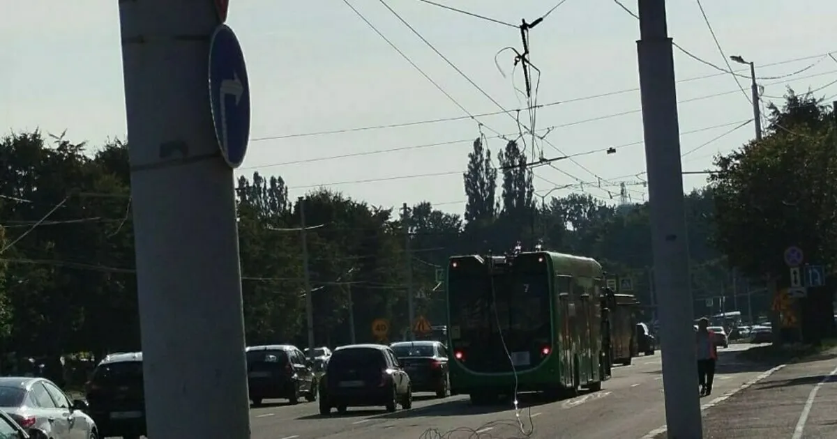 В районе падающего дома на Московском проспекте троллейбус оборвал контактную линию: движение электротранспорта временно нарушено, трамваи №3 и №5 будут следовать по укороченным схемам.