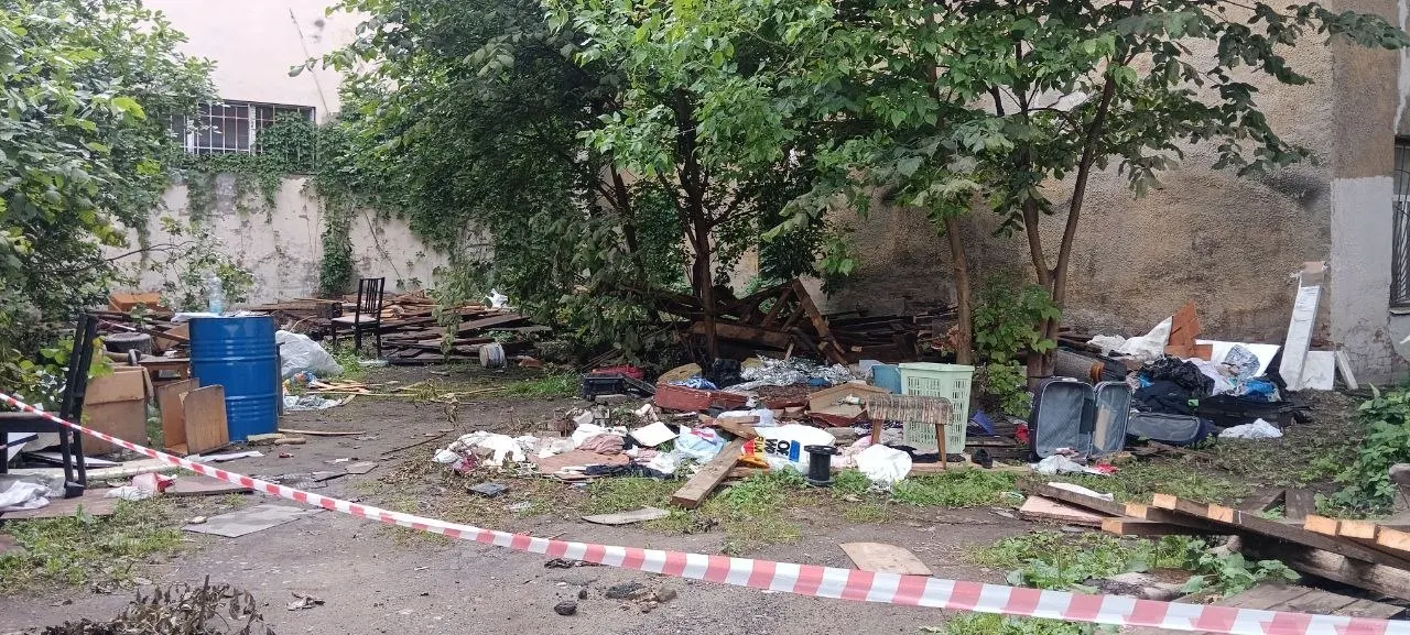 На Васильевском острове разобрали старые гаражи, среди которых находилась галерея видеоарта «Гараж». Ее основательница намерена открыть мобильную галерею «Ах в кустах!» и устроить прощальную акцию.