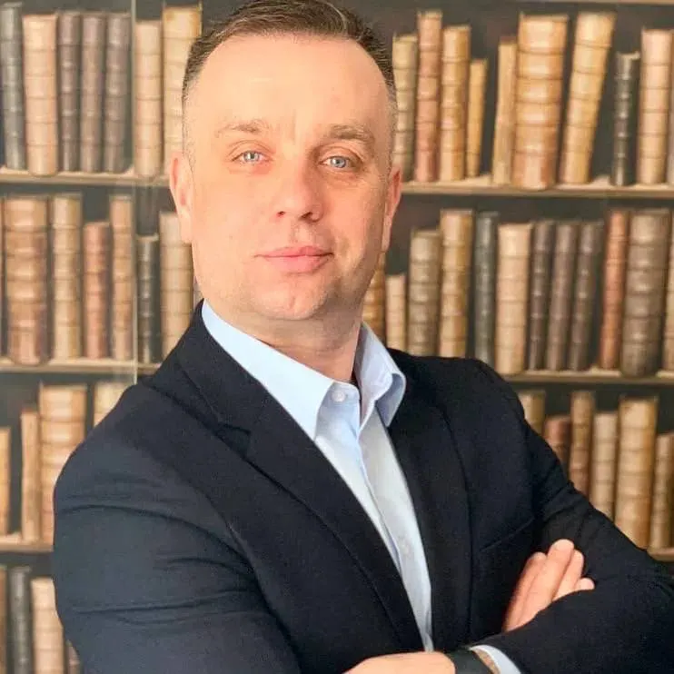 Калининградский список партии возглавили предприниматель Антон Гендриксон, руководитель аналитического центра Иван Большаков и адвокат Роман Морозов. Партия остаётся единственной зарегистрированной силой, открыто выступающей за прекращение СВО; её сторонников в последнее время массово не допускают к выборам.