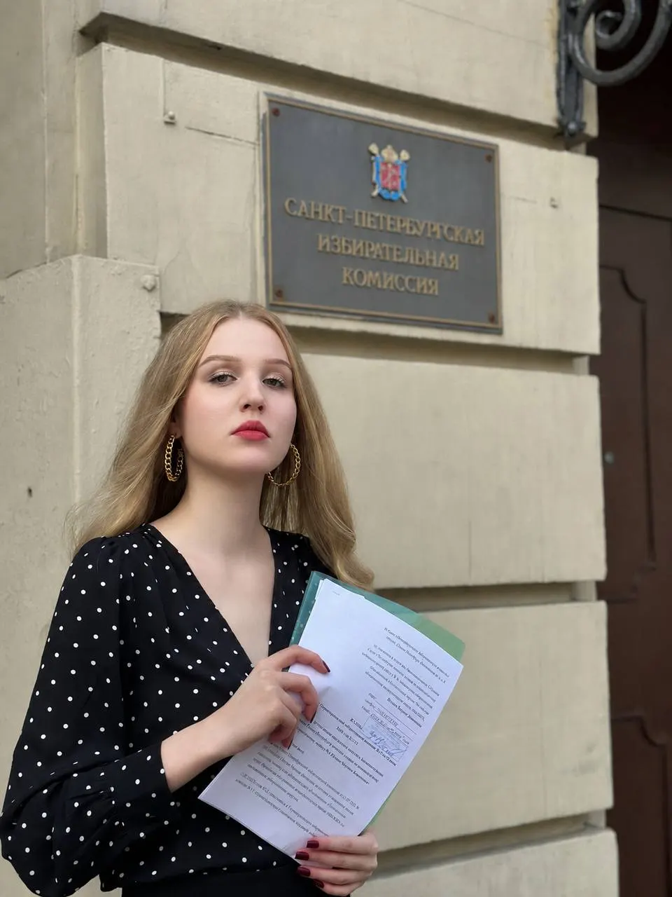 Избирательная комиссия Петербурга отказала студентке‑политологу Марине Песляк в регистрации на выборы в Заксобрание, формальной причиной назвали «неверные даты» в документах. Кандидатка подала жалобу и намерена оспорить решение в суде.