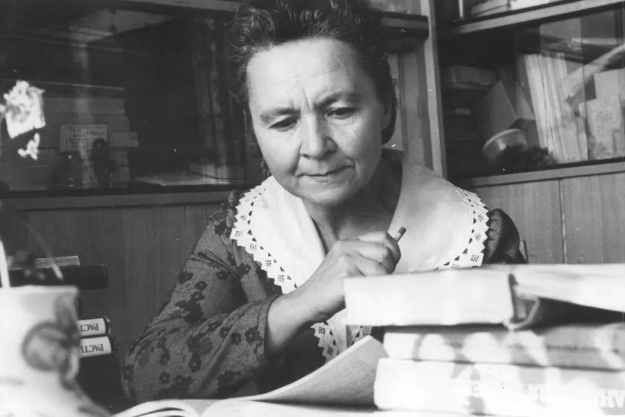 Издание сочетает научную точность и художественную подачу: в книге описаны более 300 видов растений Куршской косы, в ней есть цветные фотографии и фрагменты рукописей. Презентация прошла 25 июня в Центральной городской библиотеке им. Чехова в Калининграде.