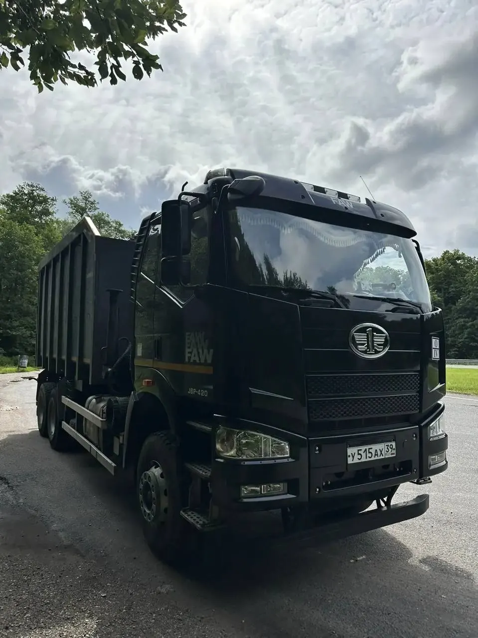 В первом полугодии 2026 года регион пополнил автопарк шестнадцатью единицами спецтехники — мусоровозами, самосвалами, ломовозами и мультилифтами. Ожидается, что новые машины ускорят вывоз отходов и очистку населённых пунктов.