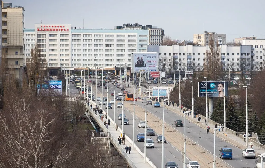 Город объявил конкурс на подрядчика для мониторинга переправы на Ленинском проспекте: маячки будут фиксировать раскрытие трещин, а подрядчик проводить инструментальные обследования и раз в квартал отчитываться.