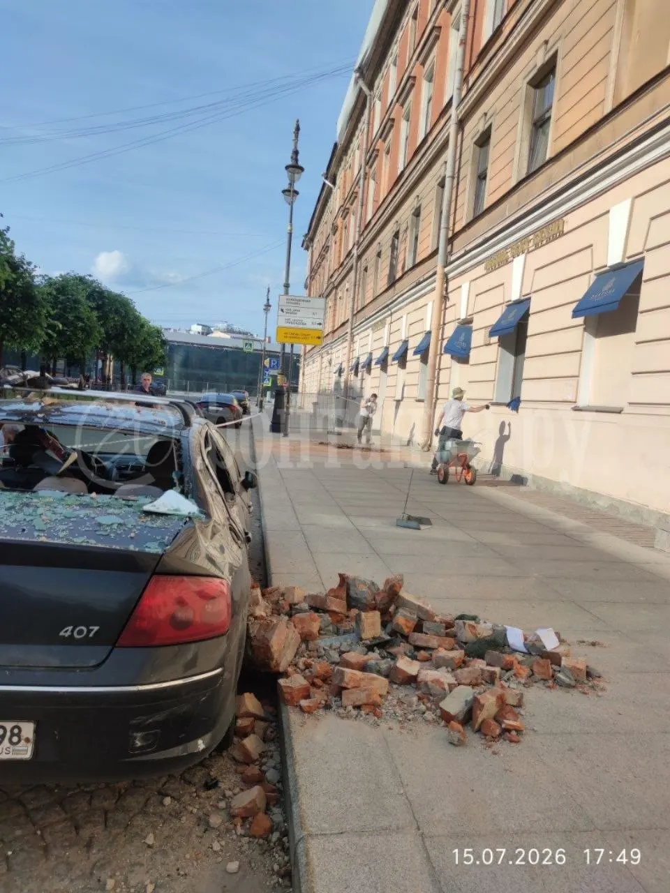 Кирпичи сорвались с крыши дома на Большой Конюшенной, 2; очевидцы рассказывают, что ограждений не было до и во время инцидента.