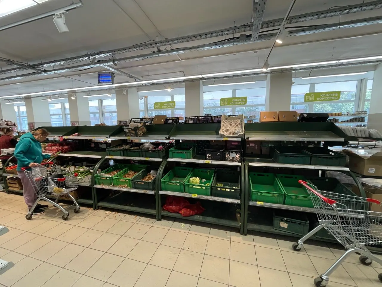 Жители жалуются на пустые овощные полки и массовые скупки для перепродажи. Власти объясняют ситуацию сезонной сменой поставщиков и сообщают, что нарушения цен не выявлены.