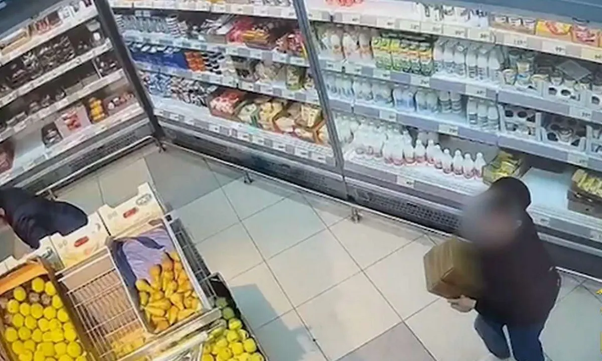 25‑летний мужчина в Кондопоге похитил плитки шоколада прямо у входа в магазин — на кражу ушло около 15 секунд. Вскоре его задержали, ущерб составил примерно 4,4 тысячи рублей, ему грозит до двух лет лишения свободы.