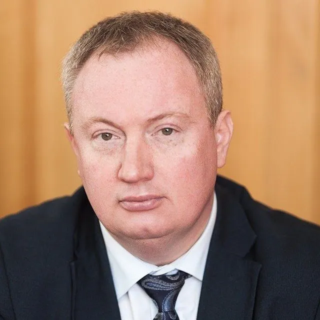 Суд Ленинградского района признал заместителя главы Зеленоградского городского округа Руслана Андронова невиновным по обвинению в превышении должностных полномочий. Дело было инициировано и задокументировано УФСБ по Калининградской области; рассмотрение началось в 2025 году.
