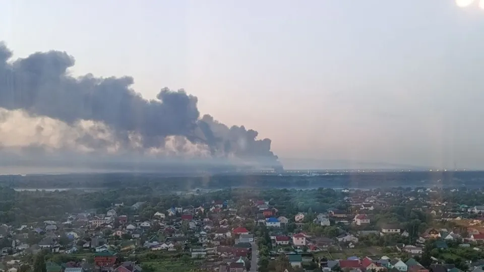 21 июля в Липецке на открытой площадке около промпроизводств вспыхнул пожар площадью около 2,5 тыс. кв. м. Одновременно во Всеволожском районе Ленинградской области загорелось производство полимеров — площадь пожара примерно 5,9 тыс. кв. м. Причины устанавливаются. Минобороны РФ сообщает о перехвате 209 украинских дронов за ночь.