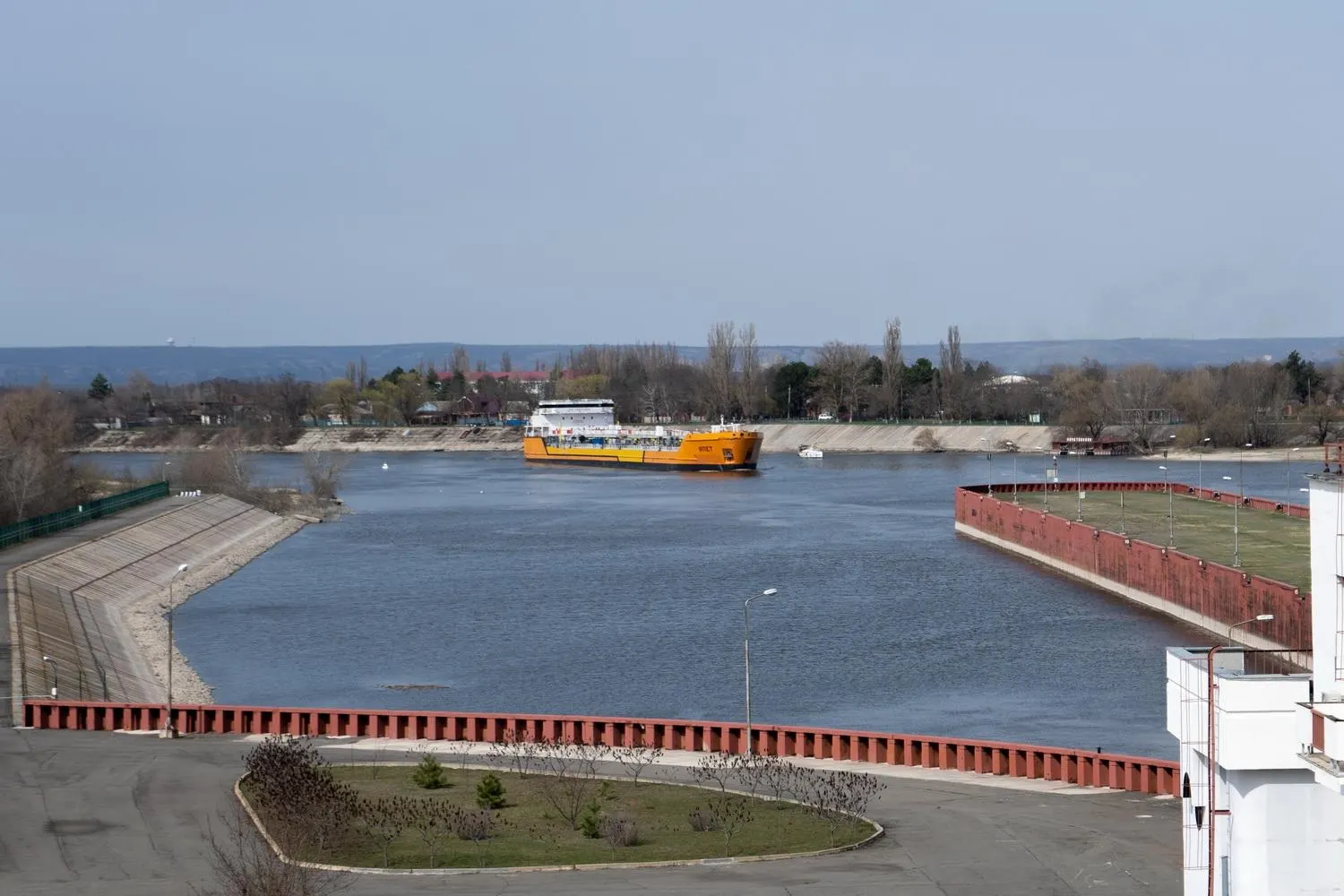 Навигация по каналу приостановлена после ударов беспилотников по ряду судов, в том числе танкеров. Остановка может затронуть значительную долю экспорта пшеницы через Азовское море.