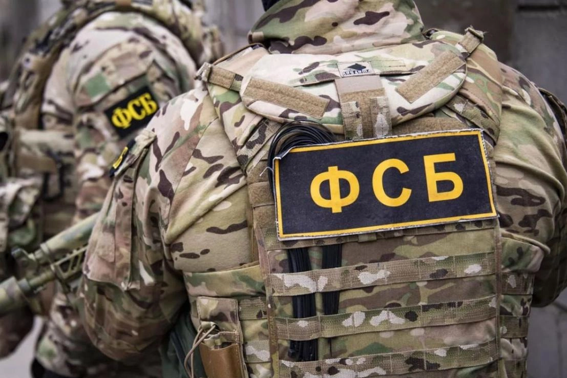 По версии ФСБ, в результате задержаний сорвана масштабная операция с использованием FPV‑дронов, планировавшаяся против нескольких военных аэродромов в разных регионах России; изъято 24 беспилотника, мобильные станции управления и оборудование для связи.