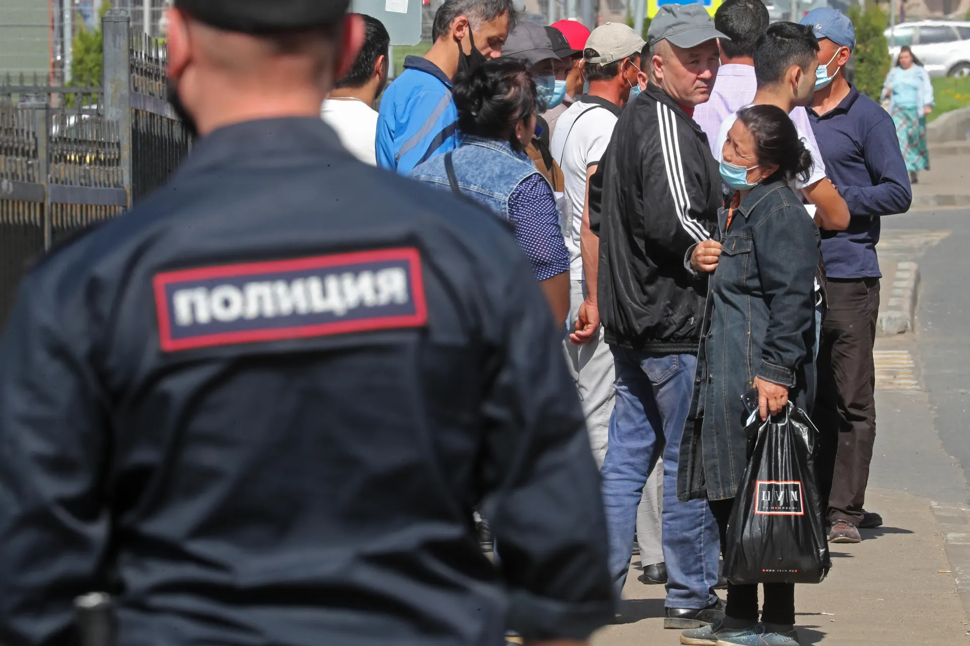 Правительство подготовило поправки, которые вносят в перечень правонарушений, влекущих обязательное выдворение, пункты о неповиновении пограничникам и дискриминации. Поправки направлены ко второму чтению в Госдуме.
