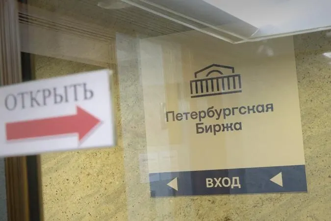 С 21 июля компании смогут покупать бензин только для собственных нужд или для заранее указанных конечных потребителей; посредники смогут действовать только от имени конкретного покупателя. Мера направлена на повышение прозрачности поставок на фоне дефицита топлива.