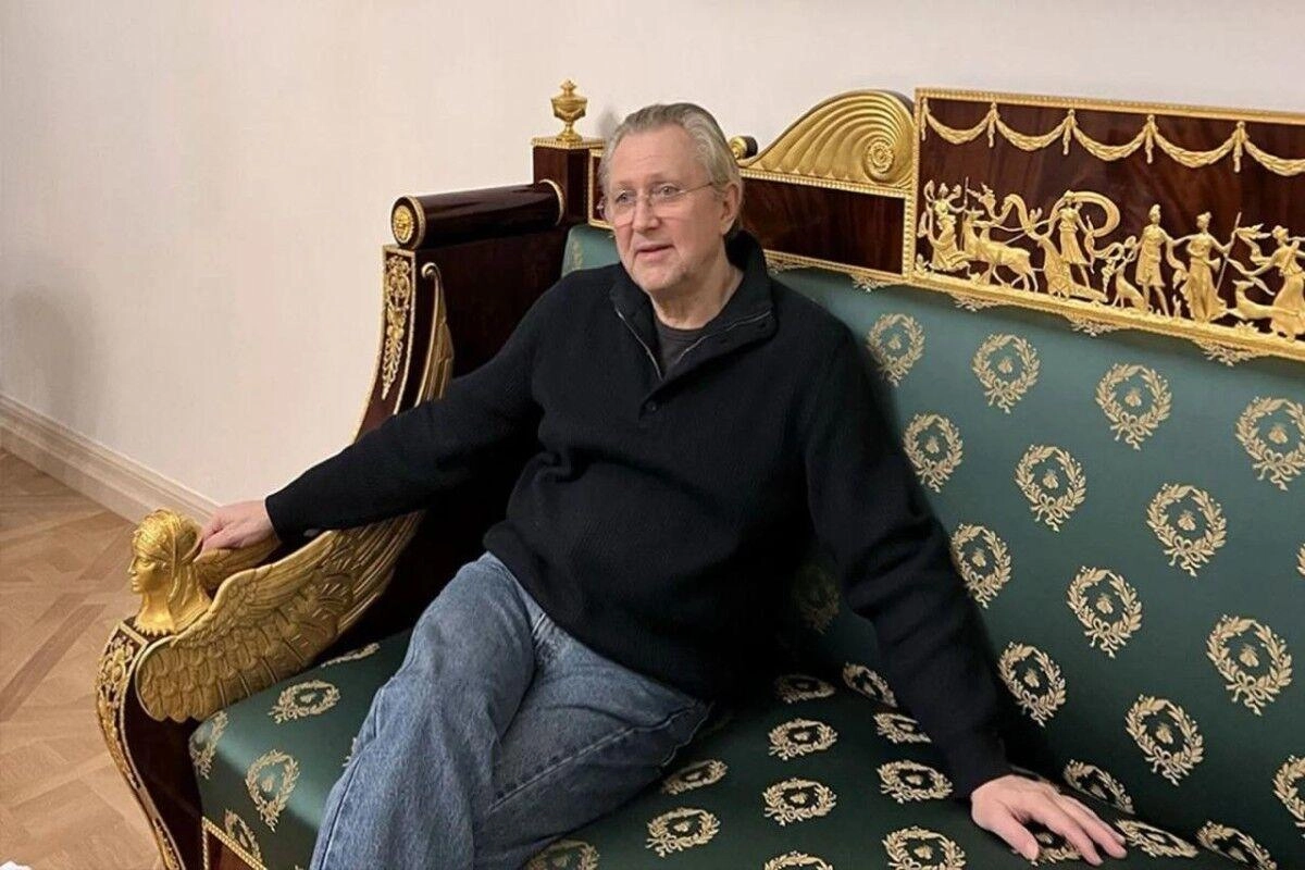 После задержания в июне петербургский предприниматель Илья Трабер начал выходить из числа совладельцев ряда компаний — в начале июля он покинул состав владельцев ООО «ПКИ СПб», передав свою долю совладельцу.