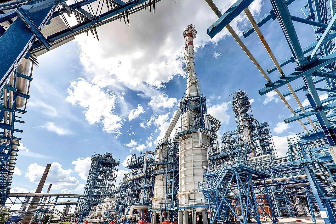Выплаты нефтепереработчикам в июне выросли до 210,6 млрд руб., чтобы стимулировать внутренние поставки бензина и дизеля и избежать дефицита и роста цен перед выборами.