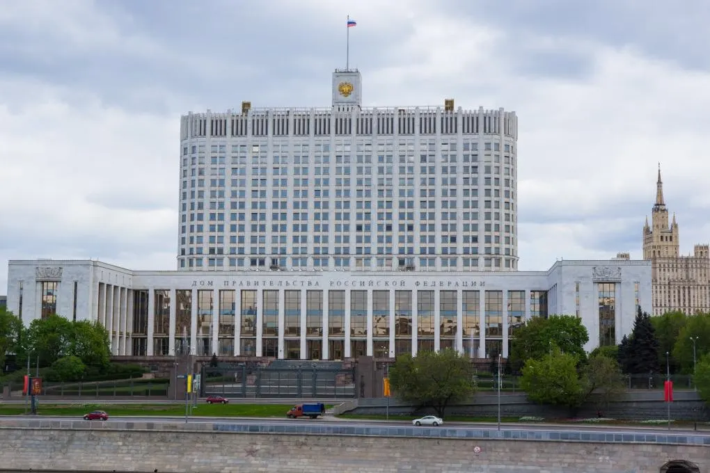 Законопроект расширяет перечень преступлений, при которых Минобороны сможет заключать контракты с осуждёнными и обвиняемыми в период мобилизации или военного времени, при этом для ряда тяжких преступлений запрет сохранится.