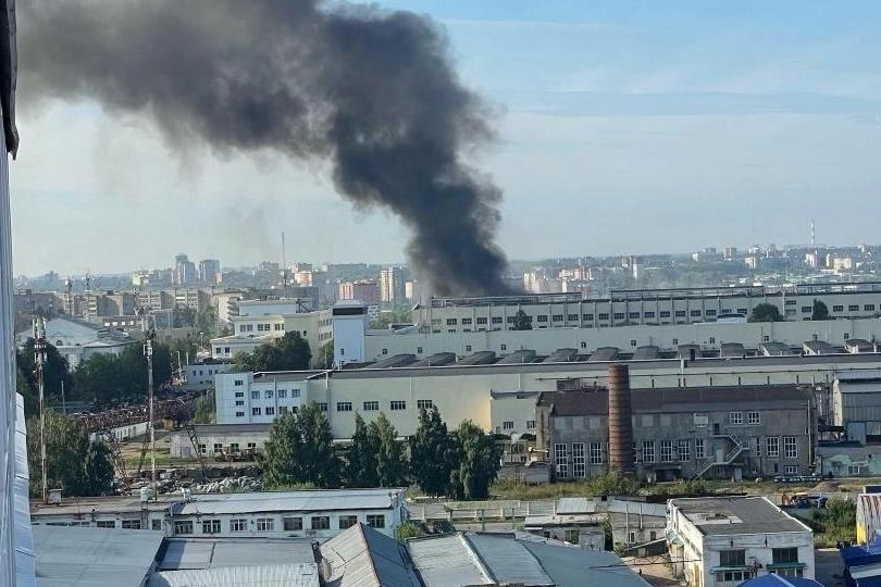 Утром 24 июля на промышленной площадке в Кирове произошли взрывы и пожар; по предварительным данным, в одно из зданий попала крылатая ракета, есть пострадавшие.