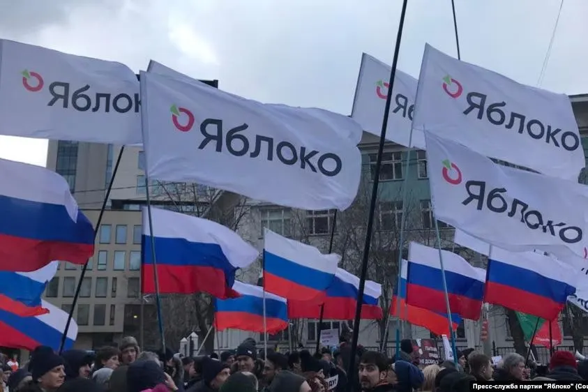 Центризбирком отклонил жалобу и подтвердил отказ в регистрации списка «Яблока» по единому городскому округу Петербурга из‑за формальной ошибки в доверенности. Партия намерена обжаловать решение в городском суде.