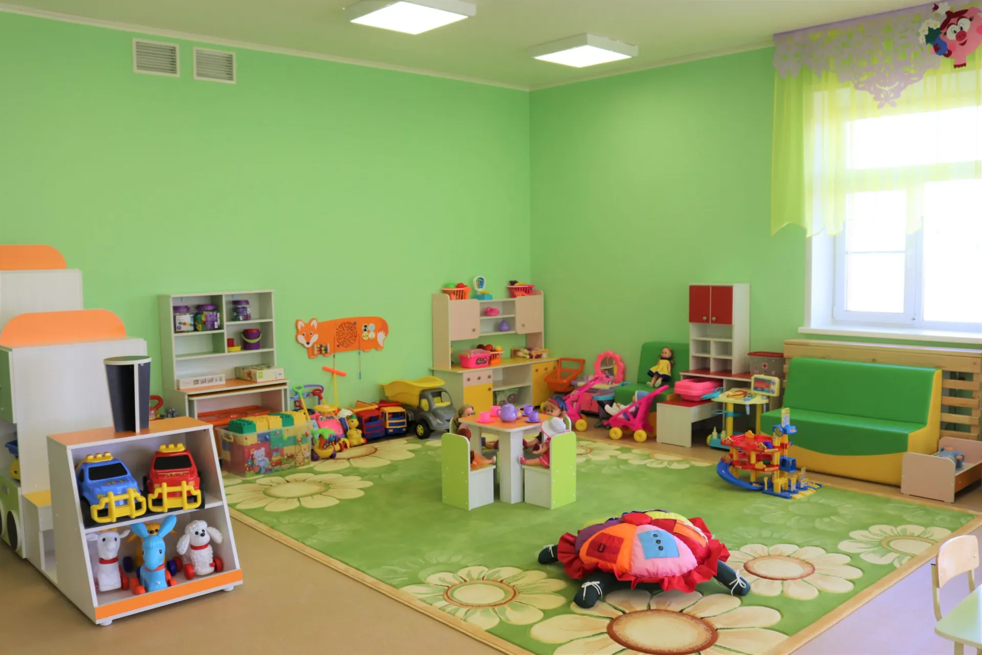 По данным Росстата, в 2025 году число воспитанников и сотрудников дошкольных учреждений опустилось до минимальных показателей с 2014 года; при этом в ряде регионов сохраняется дефицит мест.