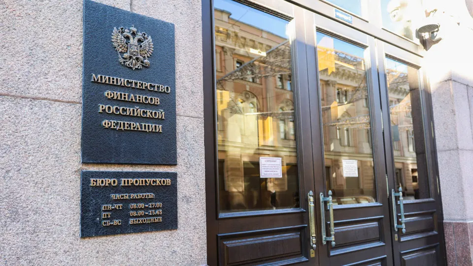 После 2022 года бюджет перешёл к устойчиво дефицитной модели: госдолг вырос почти вдвое, затраты на проценты взлетели и уже стали четвёртой статьёй расходов — эксперты предлагают ввести долговые ориентиры.
