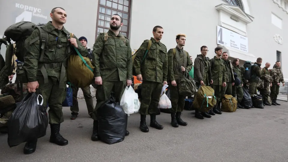 Компании и госструктуры по всей стране активно набирают сотрудников для ведения воинского учёта и мобподготовки: опубликовано более 2,5 тыс. вакансий, около 1,3 тыс. — за последнюю неделю; зарплаты — от 15 до 150 тыс. руб.