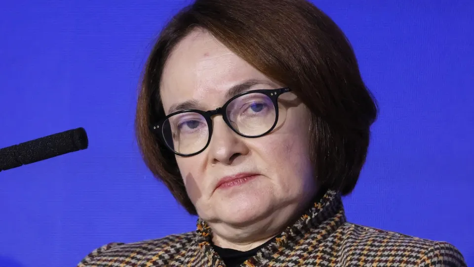 Из‑за дефицита топлива и ускорения цен участники межбанковского рынка начали учитывать вероятность завершения цикла смягчения и возможный рост ключевой ставки. Топливная инфляция уже высока, что создает риски для цен и сельского хозяйства.