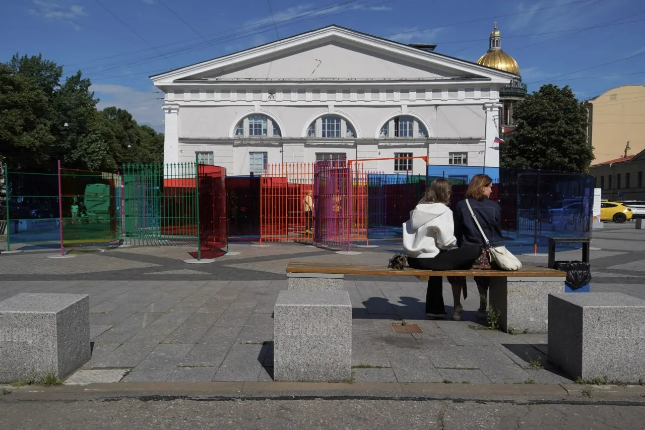 Инсталляция Роммуло Вьейра Консейсана у западного фасада Манежа будет доступна до 27 сентября. 30 июля в «Гранд Отеле Европа» состоится встреча с автором — участие бесплатное по предварительной регистрации.