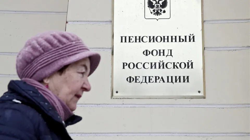 Всероссийский опрос показал: большинство жителей страны боятся нехватки денег в старости. Лишь 38% имеют накопления, средняя желаемая пенсия значительно превышает фактические выплаты.